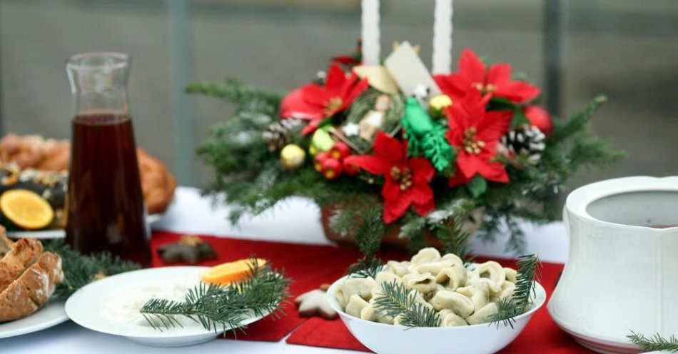 zdjęcie: Nadmiar świątecznego jedzenia można zanieść do jadłodzielni / Kraków, 22.12.2024. Potrawy wigilijne, uszka z grzybami w Krakowie, 22 bm (łg/zkoc) PAP/Łukasz Gągulski