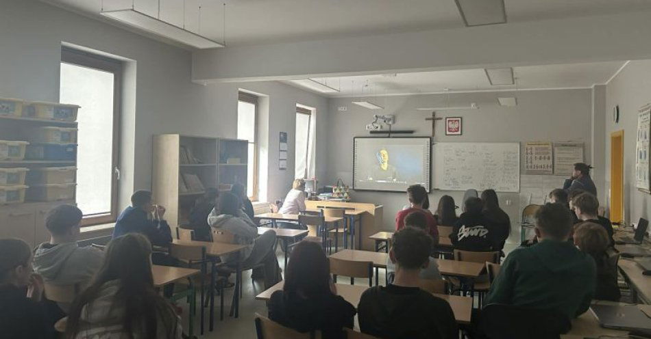 zdjęcie: Jak zatrzymać hejt i przemoc rówieśniczą w Kuźniczysku / fot. KPP w Trzebnicy