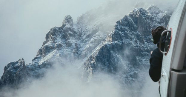 Akcja ratownicza pod Śnieżką; trzy osoby spadły do Kotła Łomniczki