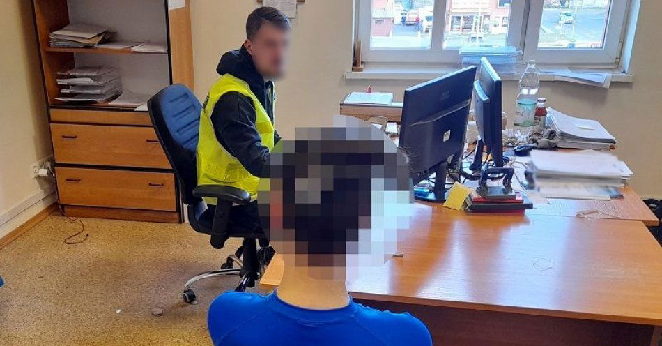 zdjęcie: Policjanci zatrzymali kobietę poszukiwaną do odbycia kary roku pozbawienia wolności i przedstawili jej zarzuty spowodowania uszczerbku na zdrowiu / fot. KPP w Lęborku