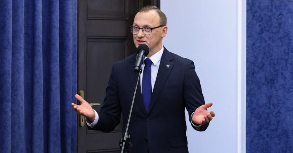 zdjęcie: Leśkiewicz: do momentu rozstrzygnięcia przez TK sporu kompetencyjnego sprawa sędziów TK nie jest zakończona / Warszawa, 07.04.2026. Rzecznik prasowy prezydenta RP Rafał Leśkiewicz na briefingu prasowym w Pałacu Prezydenckim w Warszawie, 7 bm. Spotkanie dot. prezydenckiego projektu ustawy o ochronie funkcji produkcyjnej wsi. (mr) PAP/Albert Zawada