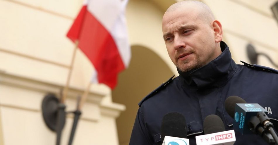 zdjęcie: Zawieszony dowódca patrolu po wypadku radiowozu z dwiema nastolatkami w środku / fot. PAP