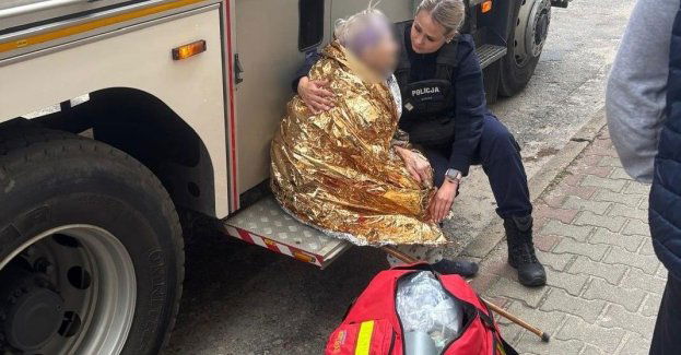 Nawet z narażeniem życia- policjanci z Olsztynka uratowali 90-latka z płonącego mieszkania