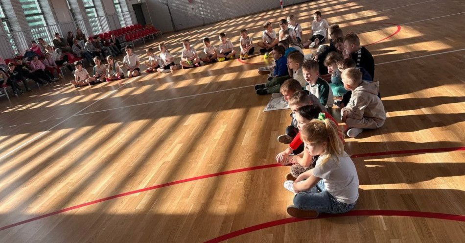 zdjęcie: Dzielnicowy bliżej nas w Szkole Podstawowej w Podszklu / fot. KMP w Nowym Targu