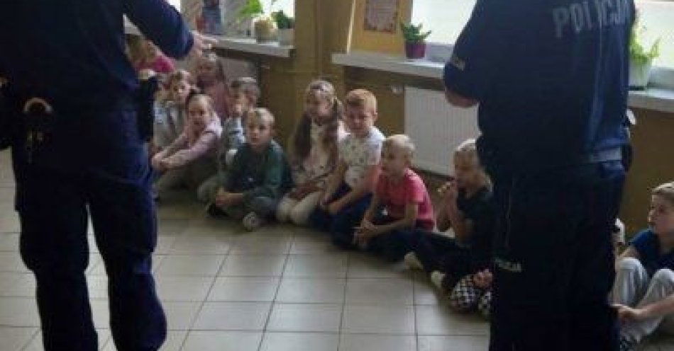 zdjęcie: Dzielnicowi uczą pierwszaków zasad bezpieczeństwa w Skalbmierzu / fot. KPP Kazimierza Wielka