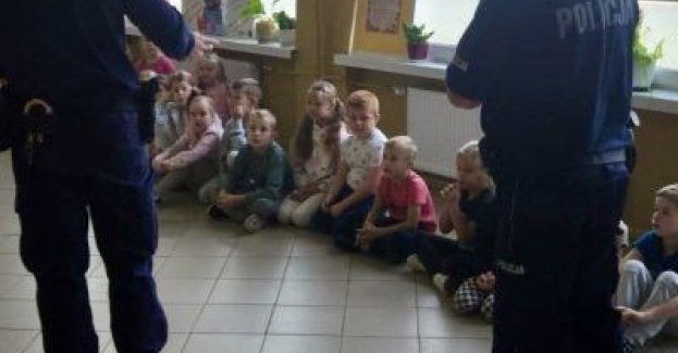 Dzielnicowi uczą pierwszaków zasad bezpieczeństwa w Skalbmierzu