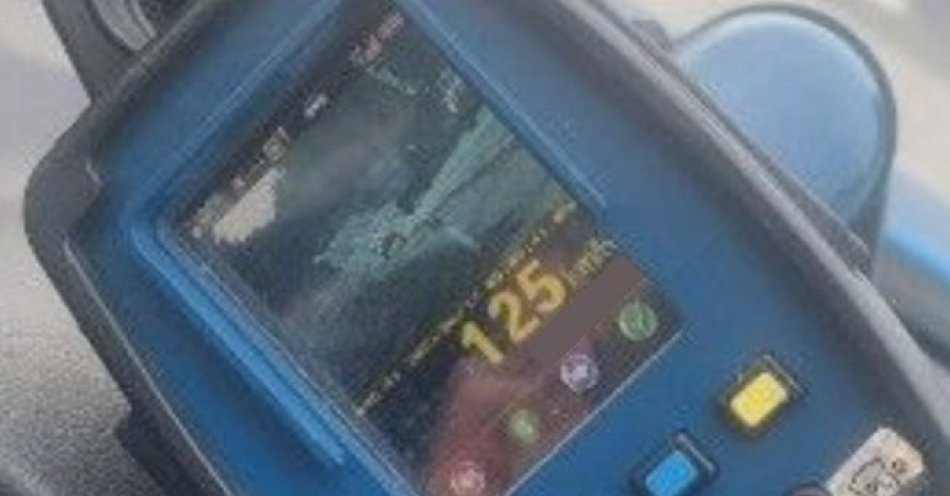 zdjęcie: Pędził 125 km/h w terenie zabudowanym. Szaleńcze zapędy pirata drogowego przerwali opoczyńscy policjanci. / fot. KPP w Opocznie