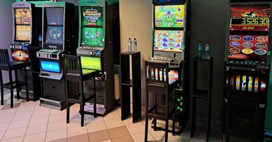 zdjęcie: Podwójne uderzenie policji w nielegalny hazard w Łochowie / fot. KPP w Węgrowie Podwójny cios w nielegalny hazard! Policjanci zlikwidowali dwa salony gier w Łochowie