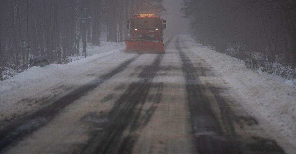 zdjęcie: GDDKiA: przy silnych mrozach drogowcy zmieniają skład soli; gotowość zimowa jest pełna / Sobibór, 27.01.2026. Trudne warunki drogowe w Sobiborze, 27 bm. IMGW wydał ostrzeżenia I stopnia przed gęstą mgłą oraz przed oblodzeniem m.in. dla woj. lubelskiego. (doro) PAP/Wojtek Jargiło