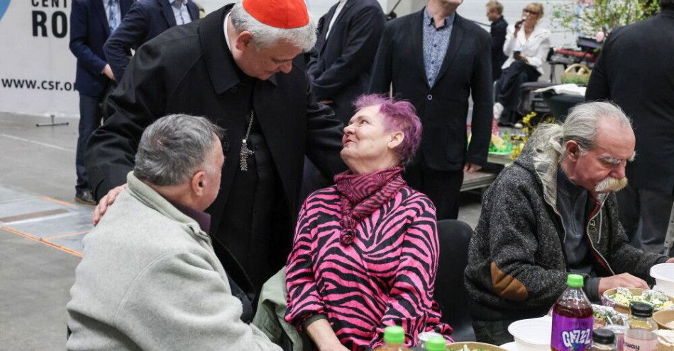 zdjęcie: Kard. Krajewski w Wielkanoc: bądźmy pięknymi kwiatami z Łodzi / Łódź, 05.04.2026. Wielka Niedziela. Metropolita łódzki kard. Konrad Krajewski (C-L) wśród uczestników Miejskiego Śniadania Wielkanocnego w hali Expo w Łodzi, 5 bm. Organizowane od kilku lat przez Urząd Miasta Łodzi i Miejski Ośrodek Pomocy Społecznej we współpracy z Centrum Służby Rodzinie miejskie śniadanie wielkanocne to forma wsparcia dla osób samotnych i pozostających w trudnej sytuacji życiowej. (jm) PAP/Marian Zubrzycki