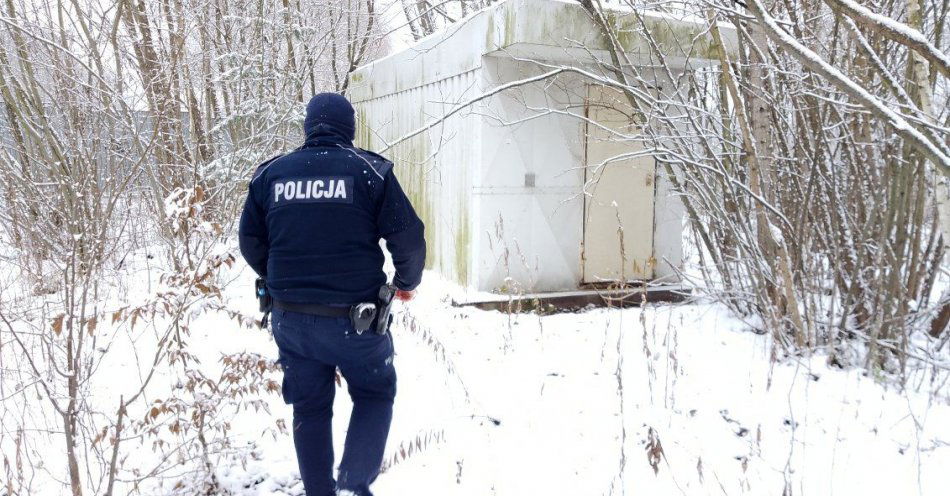 zdjęcie: Akcja gorlickich policjantów uchronić przed wychłodzeniem” / fot. KMP w Gorlicach