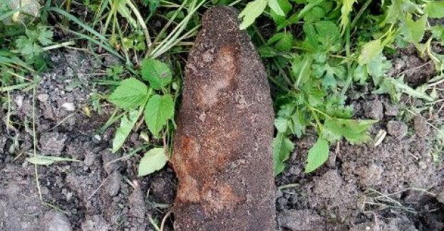 Znalazł pocisk artyleryjski w przydomowym ogródku