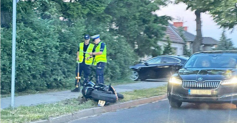 zdjęcie: Motocyklista bez uprawnień uderzył w przechodzącą po przejściu dla pieszych kobietę / fot. KPP Wągrowiec