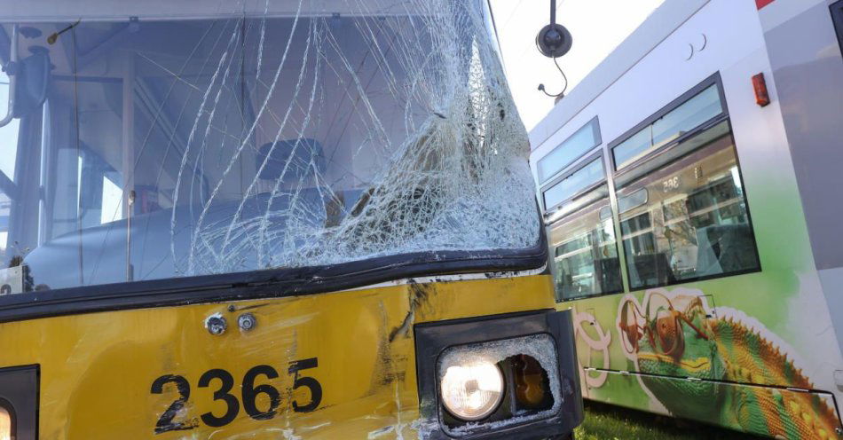 zdjęcie: Dwie osoby ranne w zderzeniu tramwaju z autem dostawczym / fot. PAP