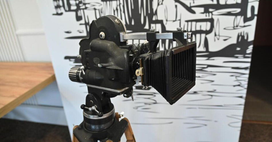 zdjęcie: IPN otrzymał kamerę, którą sfilmowano podpisanie Porozumień Sierpniowych 1980 / fot. PAP