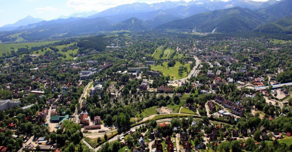 zdjęcie: W Zakopanem zarezerwowanych ok. 65 proc. miejsc noclegowych na Wielkanoc / Zakopane 11.06.2014. Widok na Tatry i Zakopane  - zdjęcie lotnicze wykonane, 11 bm.  z pokładu śmigłowca policyjnego, który obecnie pełni służbę ratowniczą w Tatrzańskim Ochotniczym Pogotowiu Ratunkowym. (gm/soa)
PAP/Grzegorz Momot