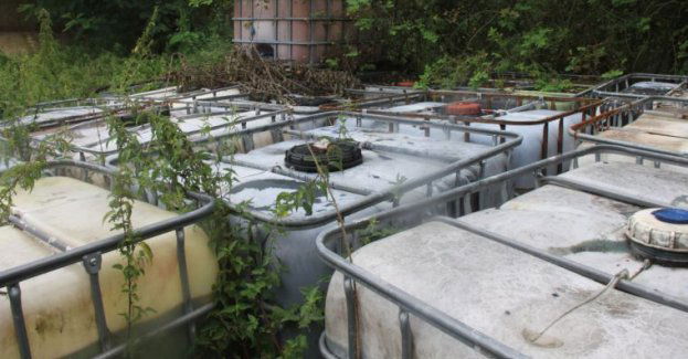 Płońscy policjanci na posesji w gm. Naruszewo zabezpieczyli 24 mauzery z nieznaną substancją