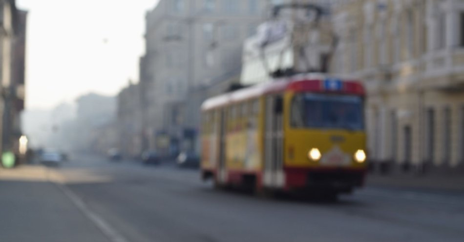 zdjęcie: Dwie osoby ranne w zderzeniu tramwaju z autem dostawczym / v12354319