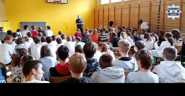 Policja uczy dzieci bezpiecznego zachowania na drodze