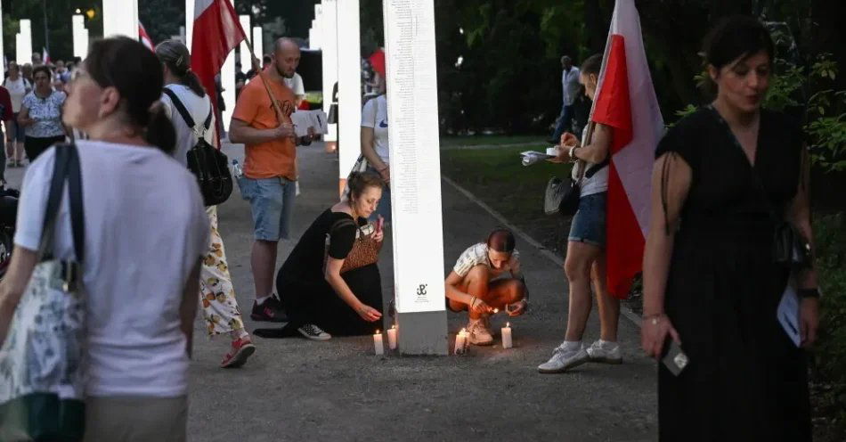 zdjęcie: Warszawiacy uczcili pomordowanych podczas Powstania Warszawskiego mieszkańców Woli / Warszawa, 05.08.2026. Obchody 82. rocznicy wybuchu Powstania Warszawskiego. Uroczystość na terenie wystawy „Zachowajmy ich w pamięci” na Cmentarzu Powstańców Warszawy, 5 bm. Uczestnicy oddali hołd cywilom, którzy zginęli w czasie Powstania Warszawskiego. Tradycyjnie towarzyszący uroczystościom Marsz Pamięci został odwołany z powodu wysokich temperatur. (jm) PAP/Radek Pietruszka