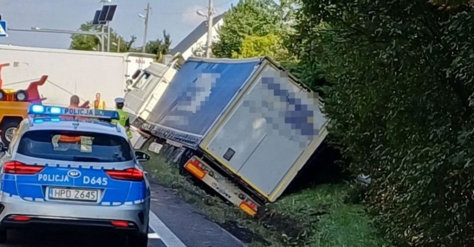 zdjęcie: Ciężarówką wjechał do przydrożnego rowu / fot. KMP Zamość