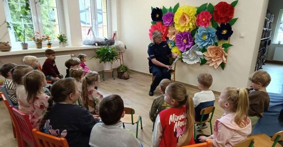zdjęcie: Bezpiecznie nie tylko w książce - dzielnicowa uczyła przedszkolaki prawidłowego poruszania się po drodze / fot. KPP w Lęborku
