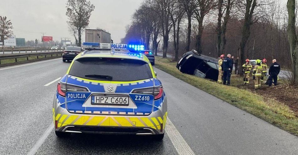 zdjęcie: Audi dachowało po szaleńczej ucieczce 51 letni kierowca w areszcie / fot. KPP w Nowym Dworze Mazowieckim miejsce zdarzenia drogowego