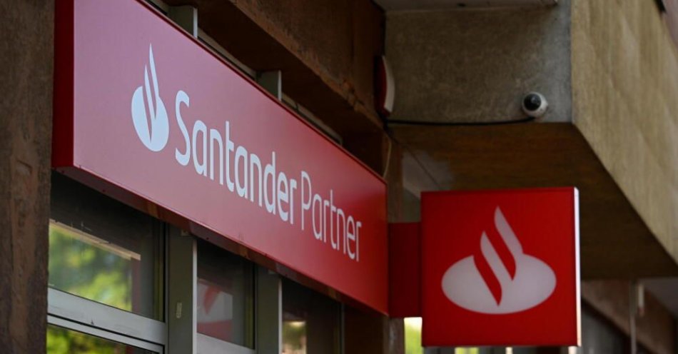 zdjęcie: Prokuratura: z kont 490 klientów banku Santander skradziono 2,2 mln zł / Jasło, 03.06.2023. Bank Santander w Jaśle, 3 bm. (dd/awol) PAP/Darek Delmanowicz