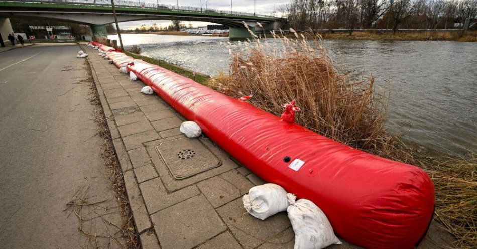 zdjęcie: W Elblągu został ogłoszony alarm przeciwpowodziowy / Elbląg, 28.12.2025. Podniesiony poziom wody w rzece Elbląg, widziany na wysokości Bulwaru Zygmunta Augusta w Elblągu, 28 bm. Poziom wody w rzece przekroczył stan ostrzegawczy. Ma to związek z cofką, gdy silny wiatr z północnego zachodu wpycha wody z Zalewu Wiślanego do rzeki Elbląg. Na Bulwarze Zygmunta Augusta rozłożono 50 metrów rękawów przeciwpowodziowych. (mr) PAP/Andrzej Jackowski ***Do tego materiału zdjęciowego dostępna jest również depesza w systemie CSI, pt.: Elbląg/ Stany ostrzegawcze 