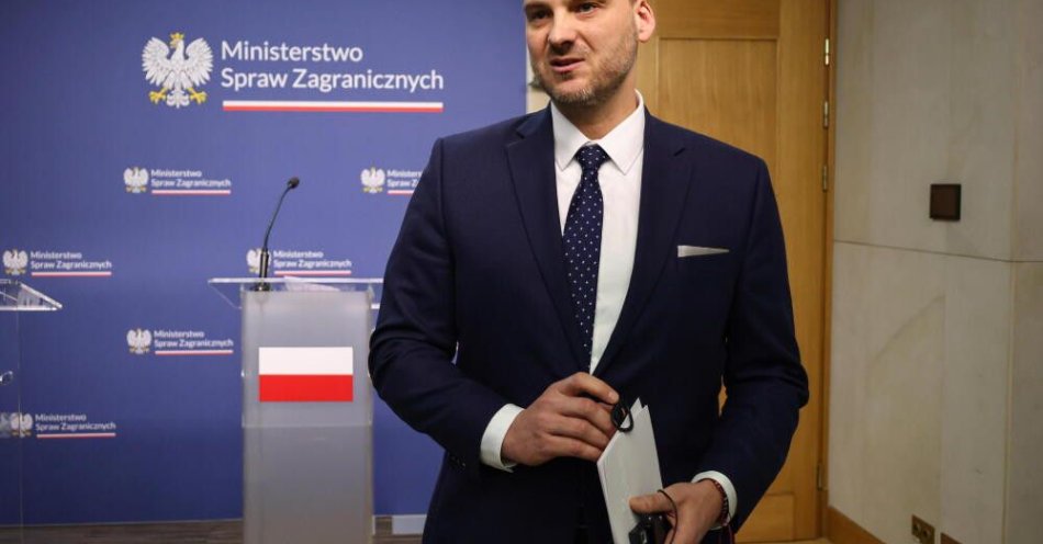 zdjęcie: Wewiór: od początku akcji „Ciepło z Polski dla Kijowa” - skok rosyjskiej dezinformacji w polskiej przestrzeni / Warszawa, 26.01.2026. Rzecznik prasowy MSZ Maciej Wewiór podczas wspólnej konferencji prasowej wicepremiera, ministra spraw zagranicznych Radosława Sikorskiego z ministrem spraw zagranicznych Królestwa Arabii Saudyjskiej księciem Faisalem bin Farhanem Al Saudem, 26 bm.  (ibor) PAP/Albert Zawada
