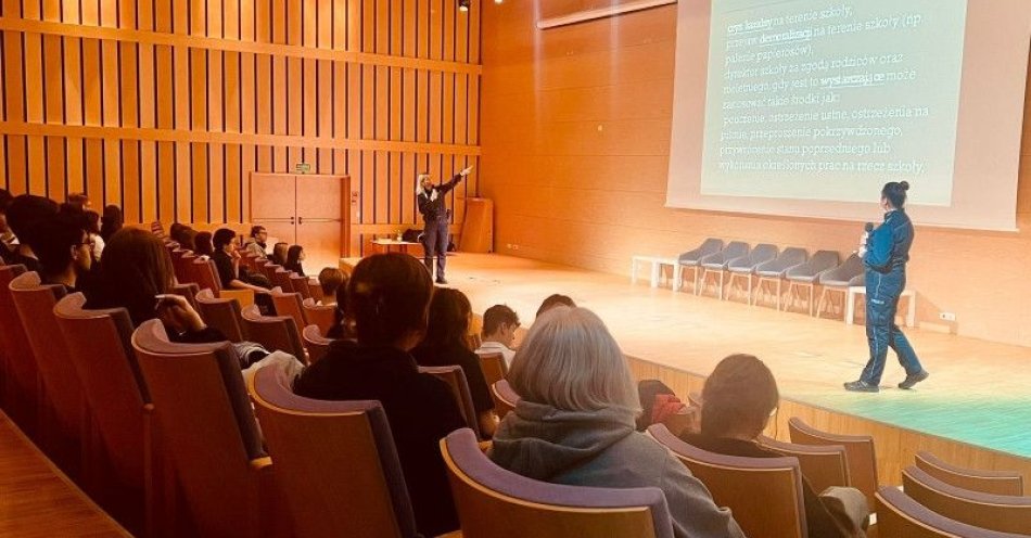 zdjęcie: Policjantki z Gdyni uczą młodzież o odpowiedzialności prawnej / fot. KMP w Gdyni