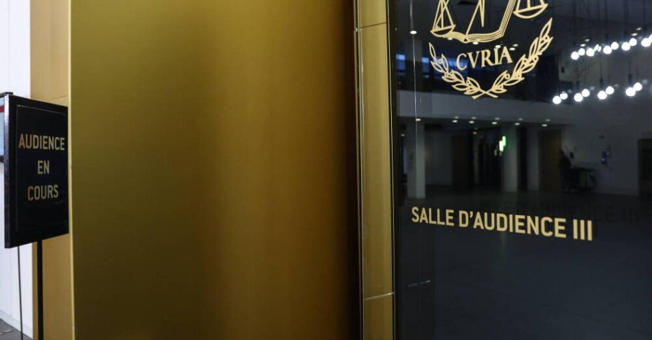 zdjęcie: Samorządy po wyroku TSUE ws. małżeństw jednopłciowych czekają na decyzje rządu / epa11039727 Znak z napisem 'Rozprawa w toku' widnieje przed Salle d'audience III, w Sądzie Sprawiedliwości Unii Europejskiej (TSUE) w Luksemburgu, 21 grudnia 2023 r. Trybunał orzekł, że zasady FIFA i UEFA, które wymagają uprzedniej zgody na każdy nowy międzyklubowy projekt piłkarski, taki jak Superliga, oraz zakazują klubom i zawodnikom gry w tych rozgrywkach, są 'bezprawne'. EPA/Mohammed Badra EPA-EFE/Mohammed Badra Dostawca: PAP/EPA.