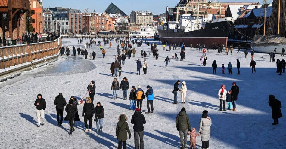 zdjęcie: Silny mróz w Pomorskiem - działają ogrzewane namioty, zamarzła Motława / Gdańsk, 01.02.2026. Tłumy ludzi na zamarzniętej Motławie w Gdańsku, 1 bm. (ad) PAP/Andrzej Jackowski