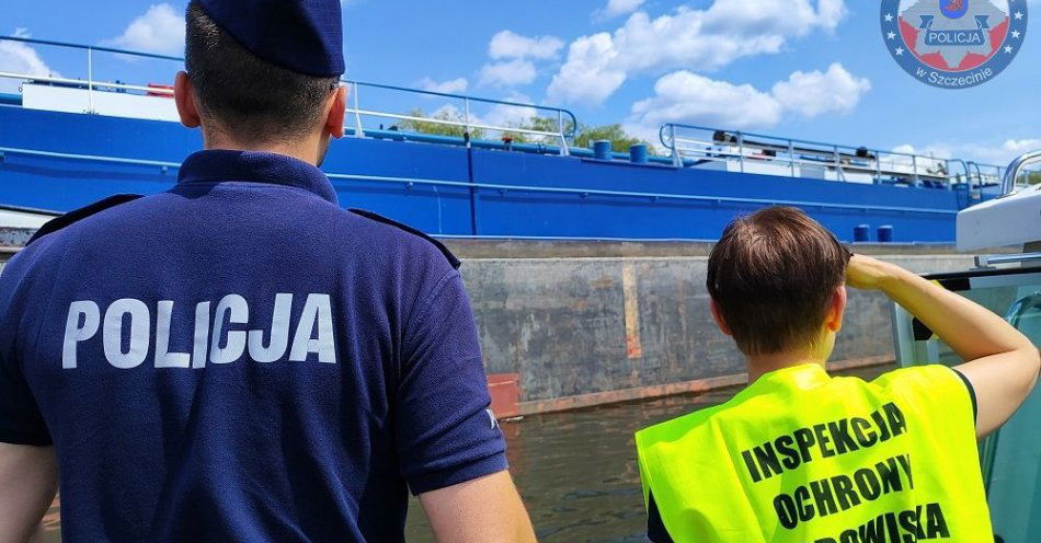 zdjęcie: Odpoczywajmy nad wodą odpowiedzialnie  –  szczecińscy wodniacy zawsze służą pomocą / fot. KMP w Szczecinie