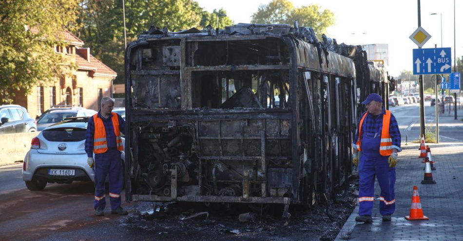 zdjęcie: Strażacy ugasili autobus hybrydowy MPK / fot. PAP