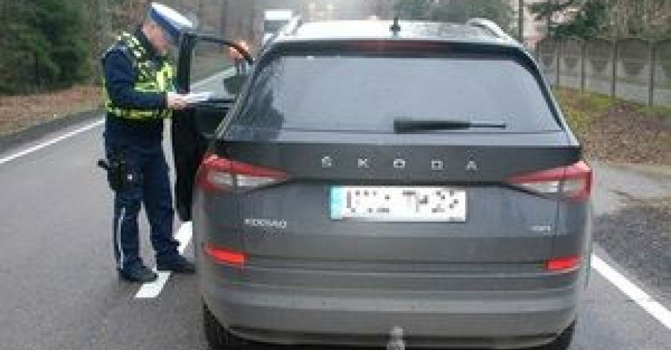 zdjęcie: Policjanci pracowali na miejscu potracenia 14-latki w Dobojewie na DK 25 / fot. KPP w Człuchowie
