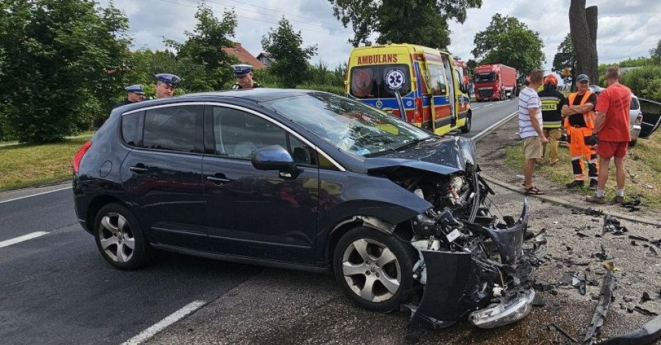 zdjęcie: Policjanci pracowali przy wypadku, gdzie na skrzyżowaniu zderzyły się trzy samochody osobowe. Trzy osoby zostały poszkodowane / fot. KPP w Człuchowie