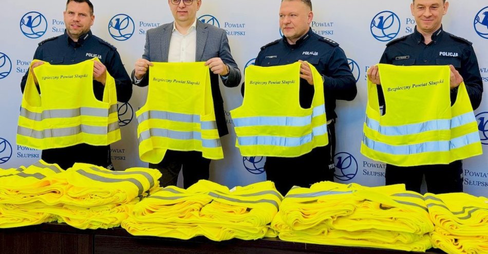 zdjęcie: Policja i starostwo rozdają 300 kamizelek odblaskowych / fot. KMP w Słupsku
