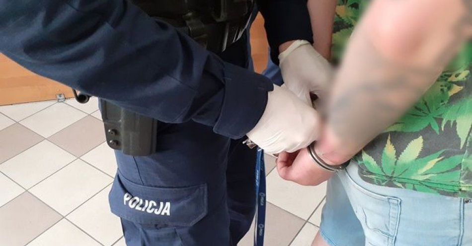 zdjęcie: Policjanci nie odpuszczają i kolejni poszukiwani trafiają za kraty więzienia. Ostatnia doba to 5 osób ukrywających się przed wymiarem sprawiedliwości / fot. KMP w Wałbrzychu