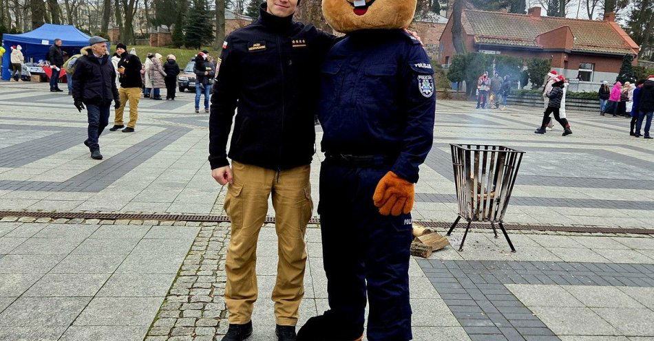 zdjęcie: Policjanci wspierają Iskierki Dobra dron dla ratowników i karma / fot. KPP w Olecku