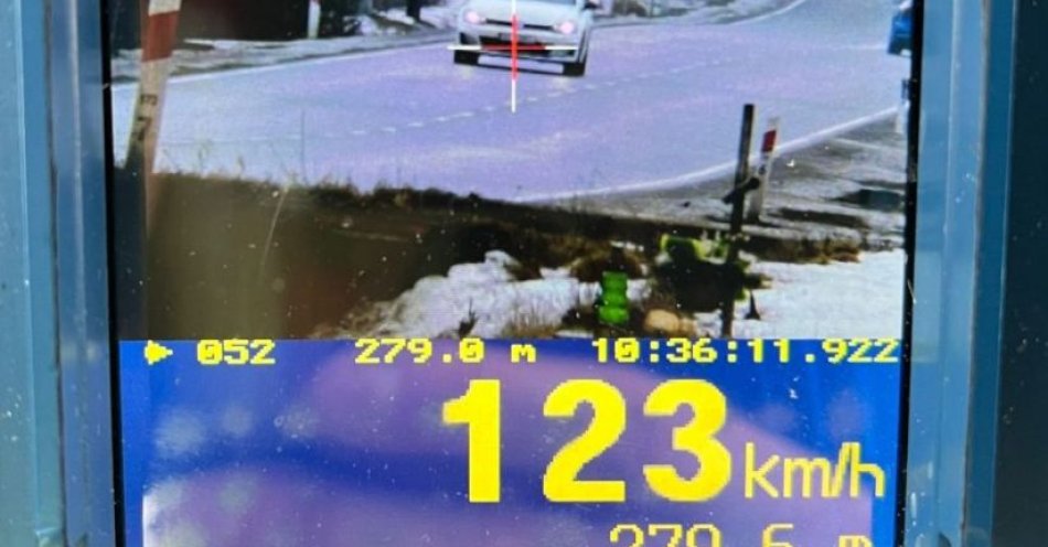 zdjęcie: Jechał 123 km/h w obszarze zabudowanym stracił prawo jazdy / fot. KPP Włoszczowa