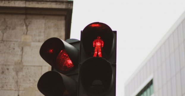 Drogówka obserwowała skrzyżowanie za pomocą drona; wykryła 16 przejazdów na czerwonym świetle