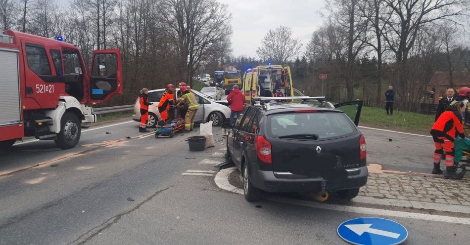 zdjęcie: Zderzenie dwóch pojazdów na drodze krajowej - dwie osoby trafiły do szpitala / fot. KPP w Olecku