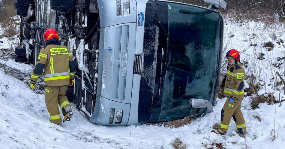 zdjęcie: Po wypadku autokaru w Ustrzykach Górnych 19 osób trafiło do szpitala / fot. PAP