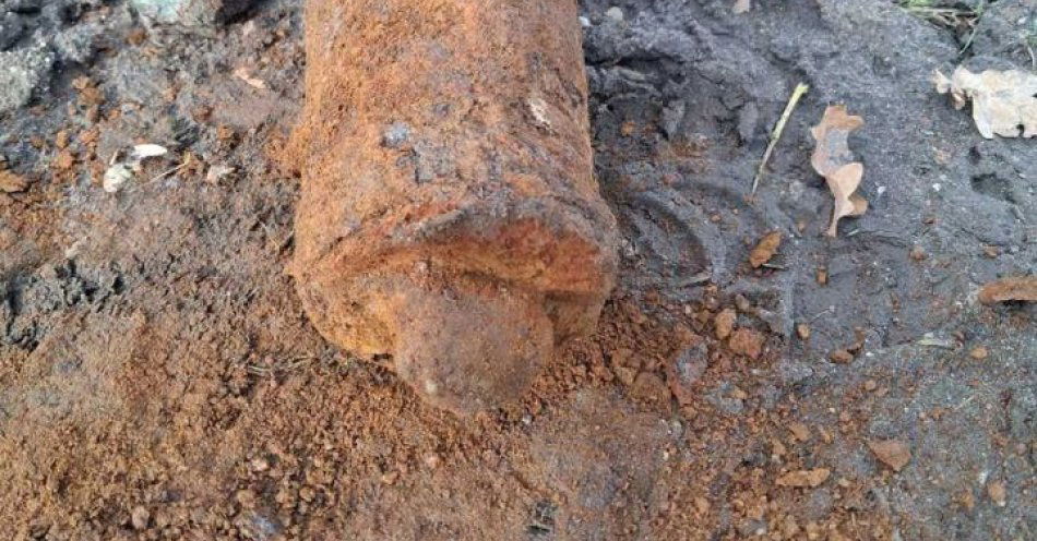 zdjęcie: Niewybuch na posesji w Paradyżu. Saperzy zneutralizowali pocisk / fot. KPP w Opocznie