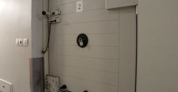 Ukradła alkohol i schowała się w toalecie.