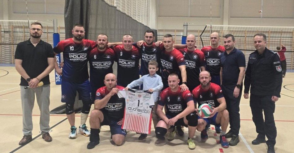 zdjęcie: Policjanci z Leska zagrali dla Maksia i zajęli drugie miejsce / fot. KPP w Lesku