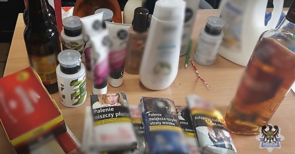 zdjęcie: Ukradli klucz, a następnie dwukrotnie włamali się do sklepowego magazynu. Przy jednej z zatrzymanych boguszowscy policjanci znaleźli narkotyki / fot. KMP w Wałbrzychu