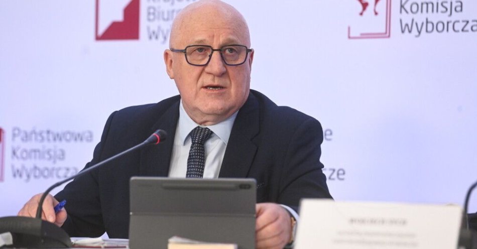 zdjęcie: Od godz. 21 na stronie PKW ukazują się cząstkowe wyniki wyborów / fot. PAP