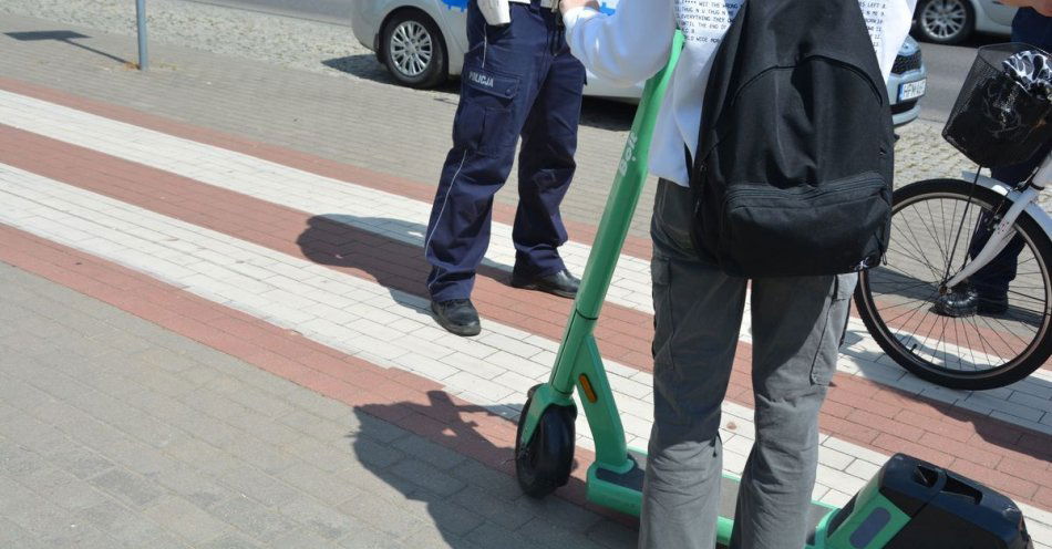 zdjęcie: Piesi i rowerzyści pod czujnym okiem policjantów z drogówki / fot. KMP Suwałki